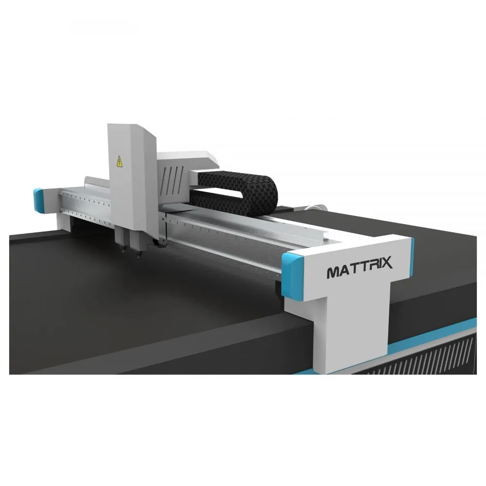 Cortadora MATRIXX 1625 — detalhe da área de trabalho e acabamento (cortadora digital de mesa para embalagens, displays e corte de contorno TEKNOVA)